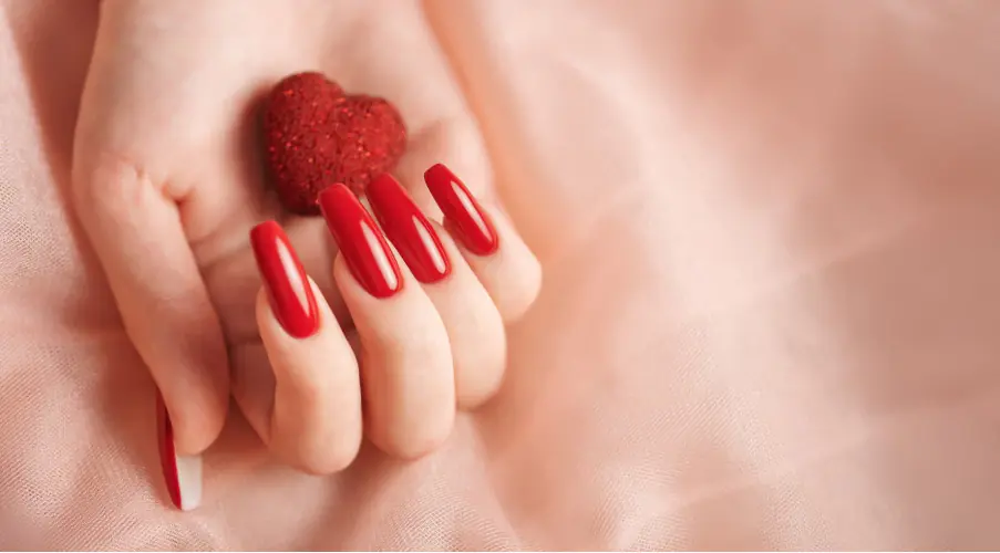 Лаковый флирт: Как подчеркнуть ногти в стиле влюбленности