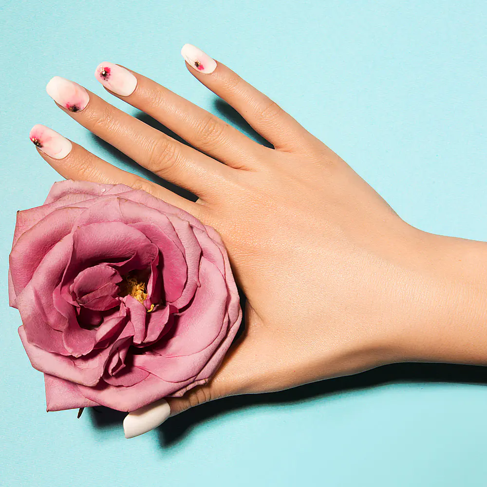 Женская рука с цветком и красивым цветочным узором
