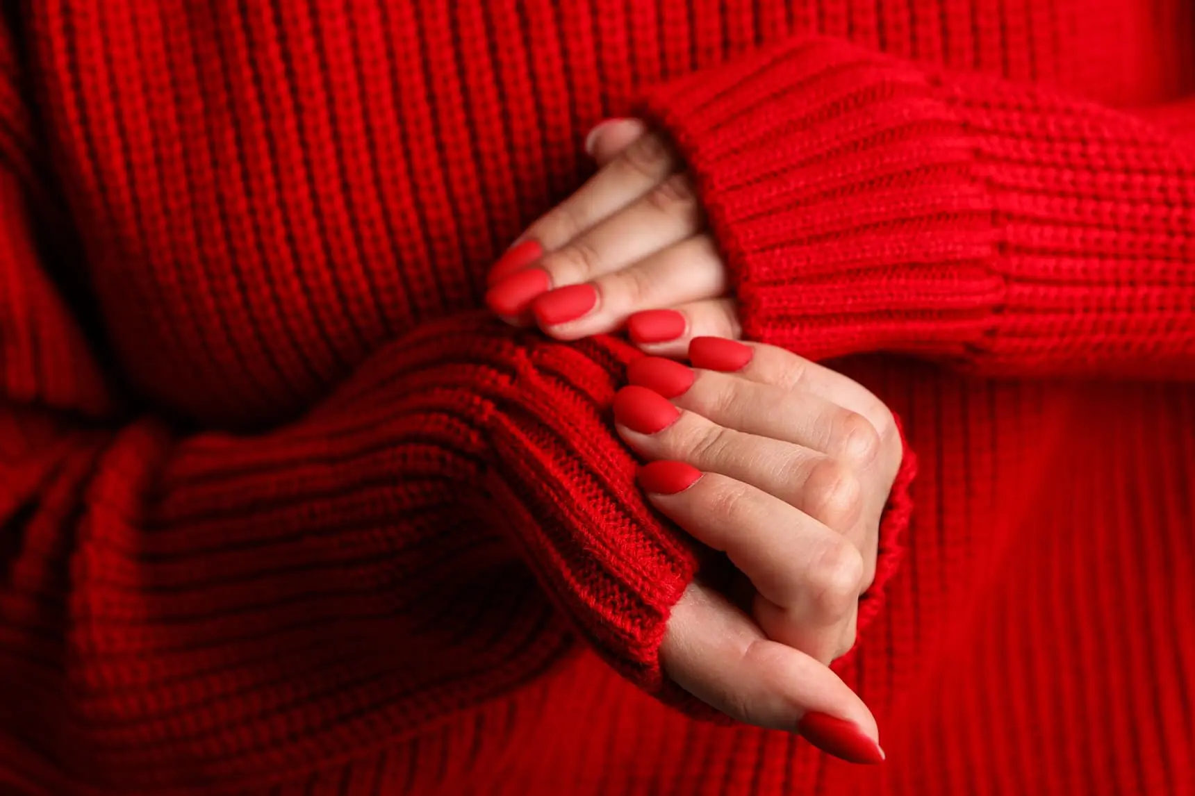 Жіночі руки з червоним манікюром